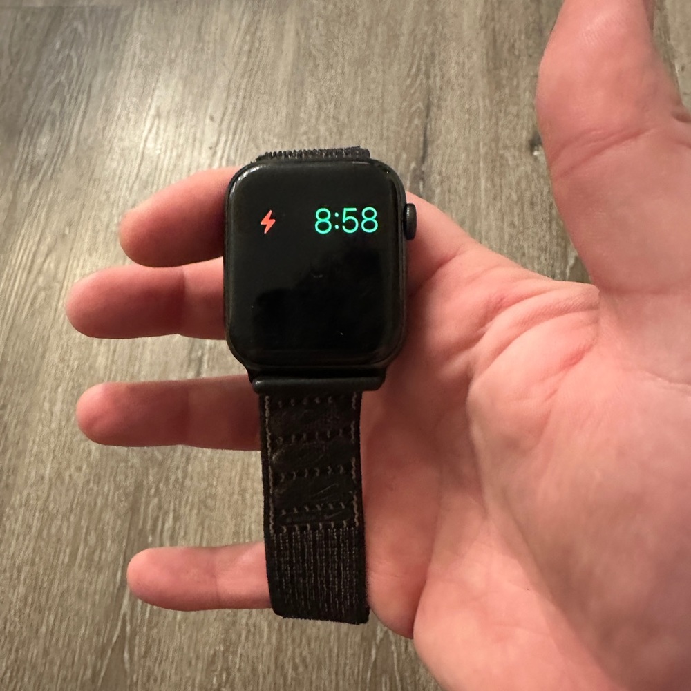 Apple Watch Nike Series 6 GPS, 44mm Space Aluminum Case Black Nike Sport Loop